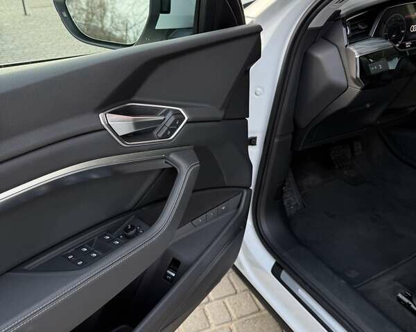 Ауді E-Tron 2021 у Львові на Automoto.ua Білий Ауді E-Tron, об'ємом двигуна 0 л та пробігом 38 тис. км за 32500 $, фото 12 на Automoto.ua