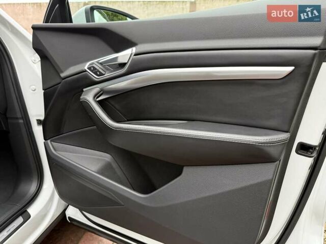Белый Ауди E-Tron, объемом двигателя 0 л и пробегом 140 тыс. км за 31449 $, фото 127 на Automoto.ua
