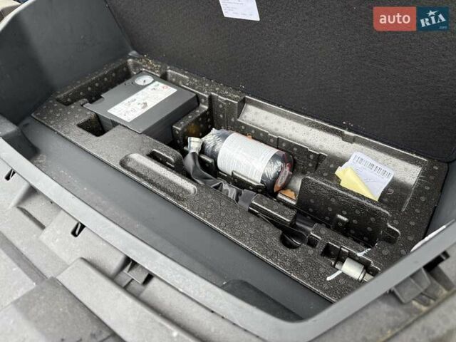 Белый Ауди E-Tron, объемом двигателя 0 л и пробегом 140 тыс. км за 31449 $, фото 176 на Automoto.ua