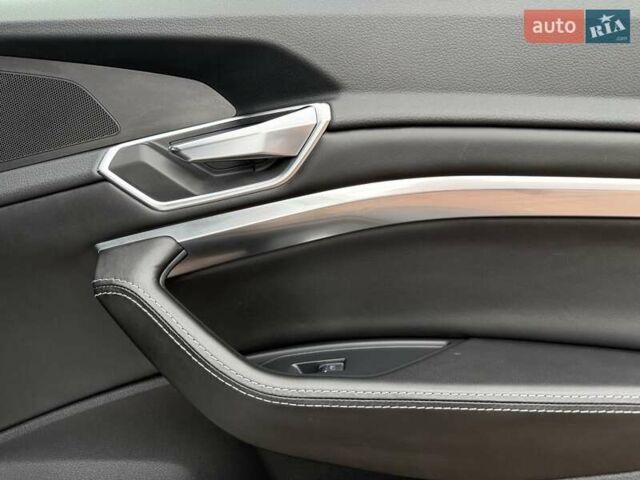 Белый Ауди E-Tron, объемом двигателя 0 л и пробегом 140 тыс. км за 31449 $, фото 158 на Automoto.ua
