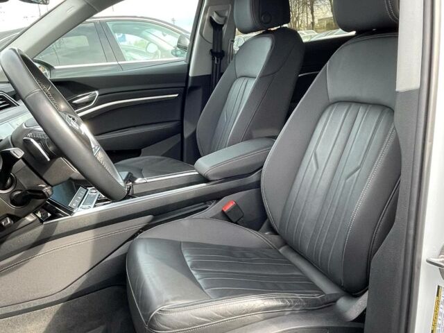 Білий Ауді E-Tron, об'ємом двигуна 0 л та пробігом 45 тис. км за 33000 $, фото 7 на Automoto.ua