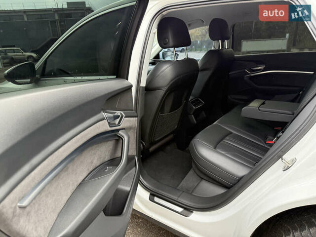 Белый Ауди E-Tron, объемом двигателя 0 л и пробегом 35 тыс. км за 29999 $, фото 17 на Automoto.ua