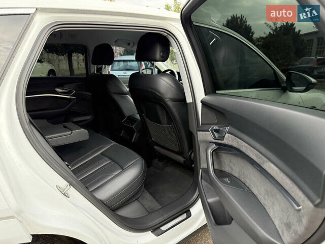 Белый Ауди E-Tron, объемом двигателя 0 л и пробегом 35 тыс. км за 29999 $, фото 19 на Automoto.ua