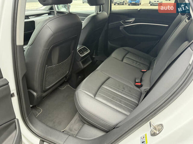 Белый Ауди E-Tron, объемом двигателя 0 л и пробегом 140 тыс. км за 33490 $, фото 35 на Automoto.ua