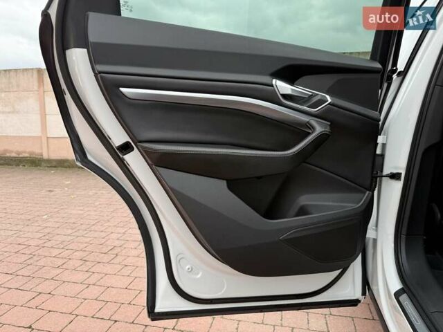 Белый Ауди E-Tron, объемом двигателя 0 л и пробегом 140 тыс. км за 31449 $, фото 142 на Automoto.ua
