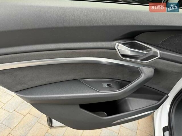 Белый Ауди E-Tron, объемом двигателя 0 л и пробегом 62 тыс. км за 48100 $, фото 30 на Automoto.ua