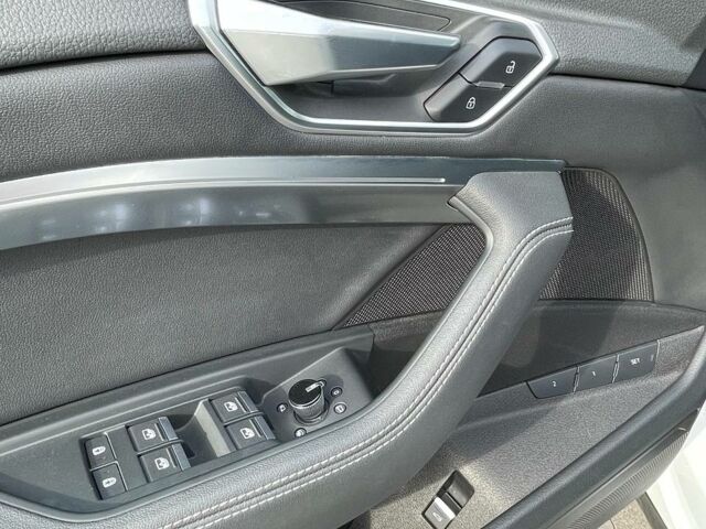 Білий Ауді E-Tron, об'ємом двигуна 0 л та пробігом 45 тис. км за 33000 $, фото 8 на Automoto.ua