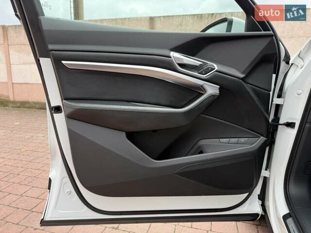 Белый Ауди E-Tron, объемом двигателя 0 л и пробегом 140 тыс. км за 31449 $, фото 83 на Automoto.ua