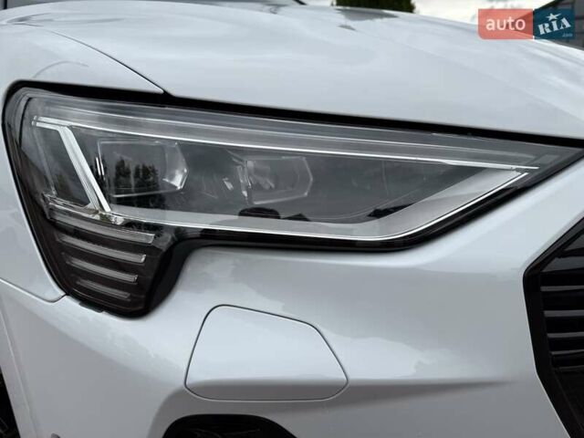 Белый Ауди E-Tron, объемом двигателя 0 л и пробегом 140 тыс. км за 31449 $, фото 27 на Automoto.ua