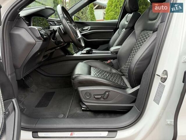 Белый Ауди E-Tron, объемом двигателя 0 л и пробегом 140 тыс. км за 31449 $, фото 88 на Automoto.ua