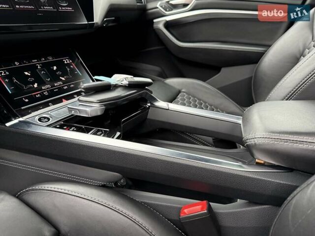 Белый Ауди E-Tron, объемом двигателя 0 л и пробегом 140 тыс. км за 31449 $, фото 115 на Automoto.ua
