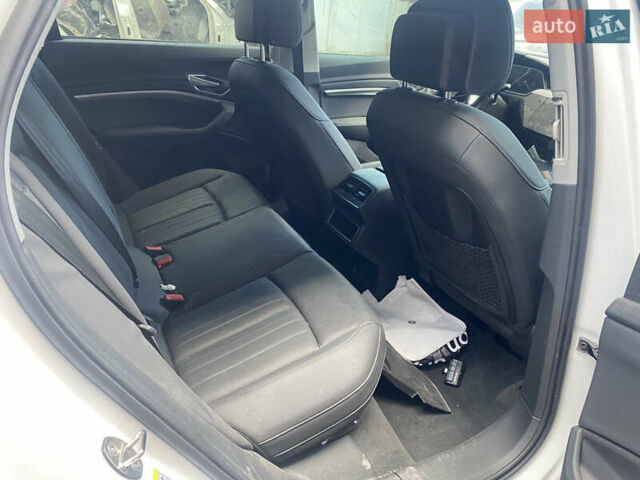 Белый Ауди E-Tron, объемом двигателя 0 л и пробегом 53 тыс. км за 14500 $, фото 4 на Automoto.ua