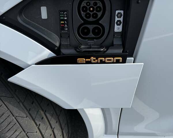 Белый Ауди E-Tron, объемом двигателя 0 л и пробегом 62 тыс. км за 48100 $, фото 20 на Automoto.ua