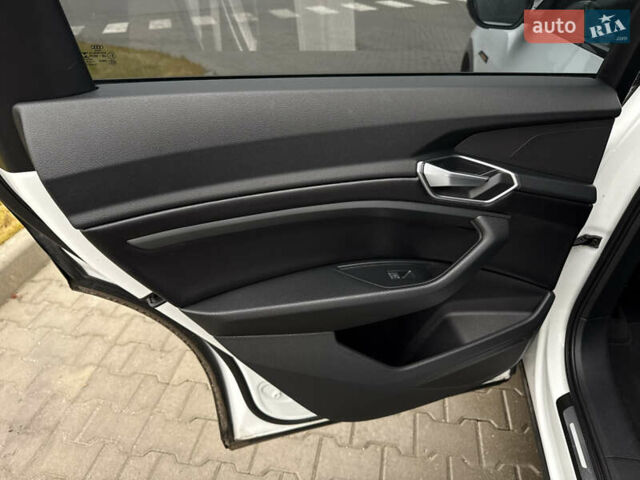 Білий Ауді E-Tron, об'ємом двигуна 0 л та пробігом 69 тис. км за 31500 $, фото 22 на Automoto.ua