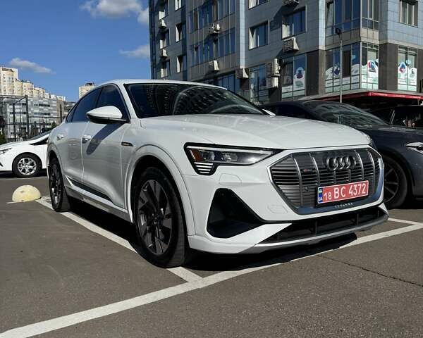 Белый Ауди E-Tron, объемом двигателя 0 л и пробегом 57 тыс. км за 35700 $, фото 3 на Automoto.ua