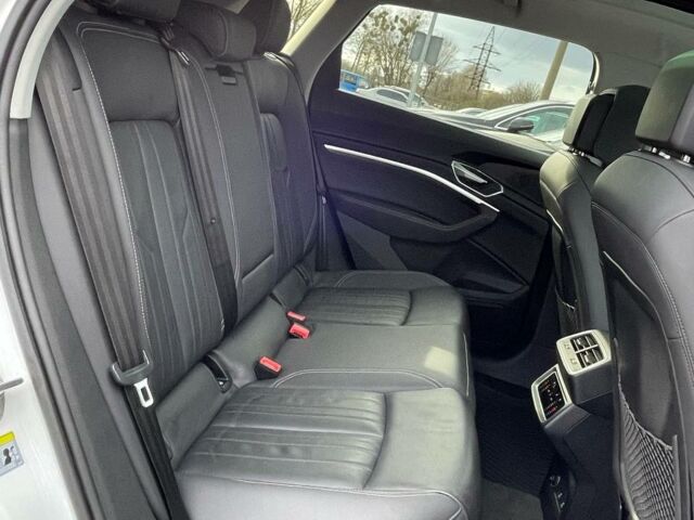 Білий Ауді E-Tron, об'ємом двигуна 0 л та пробігом 45 тис. км за 33000 $, фото 20 на Automoto.ua