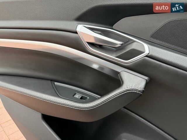 Белый Ауди E-Tron, объемом двигателя 0 л и пробегом 140 тыс. км за 31449 $, фото 145 на Automoto.ua