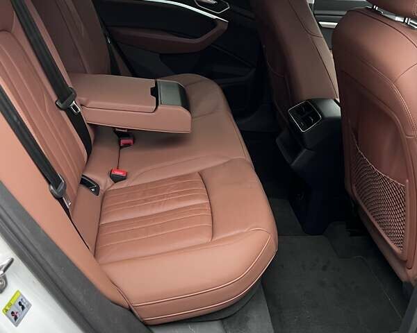 Білий Ауді E-Tron, об'ємом двигуна 0 л та пробігом 116 тис. км за 29750 $, фото 7 на Automoto.ua