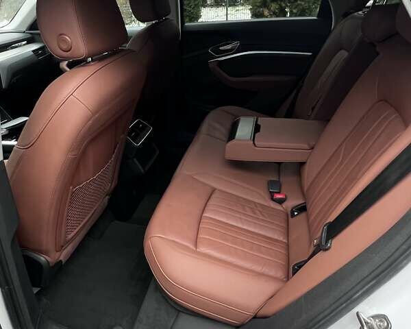 Білий Ауді E-Tron, об'ємом двигуна 0 л та пробігом 116 тис. км за 29750 $, фото 8 на Automoto.ua