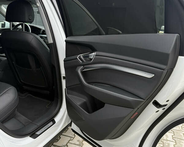 Белый Ауди E-Tron, объемом двигателя 0 л и пробегом 140 тыс. км за 33490 $, фото 40 на Automoto.ua