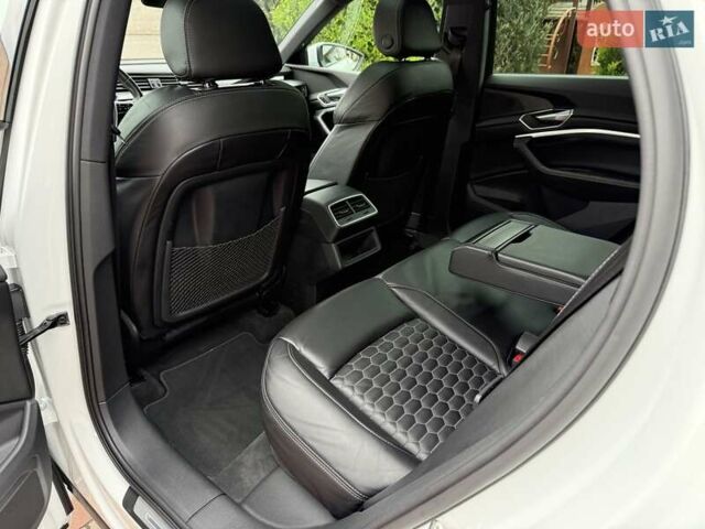 Белый Ауди E-Tron, объемом двигателя 0 л и пробегом 140 тыс. км за 31449 $, фото 146 на Automoto.ua