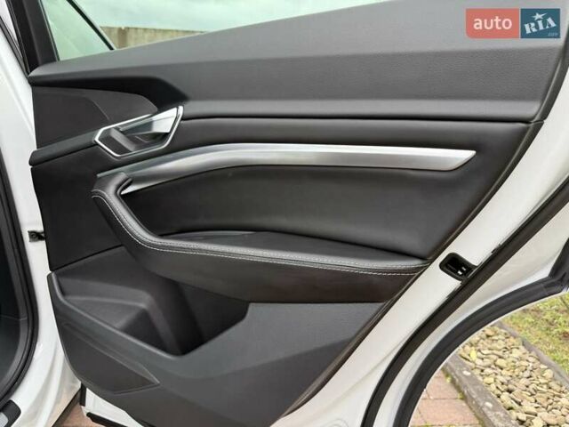 Белый Ауди E-Tron, объемом двигателя 0 л и пробегом 140 тыс. км за 31449 $, фото 157 на Automoto.ua