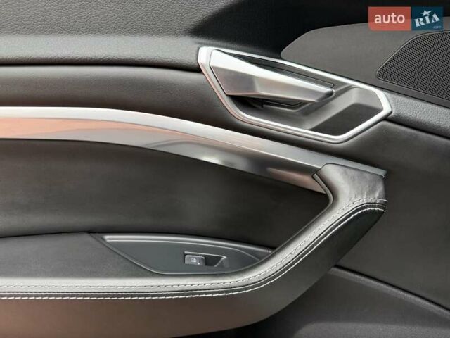 Белый Ауди E-Tron, объемом двигателя 0 л и пробегом 140 тыс. км за 31449 $, фото 144 на Automoto.ua