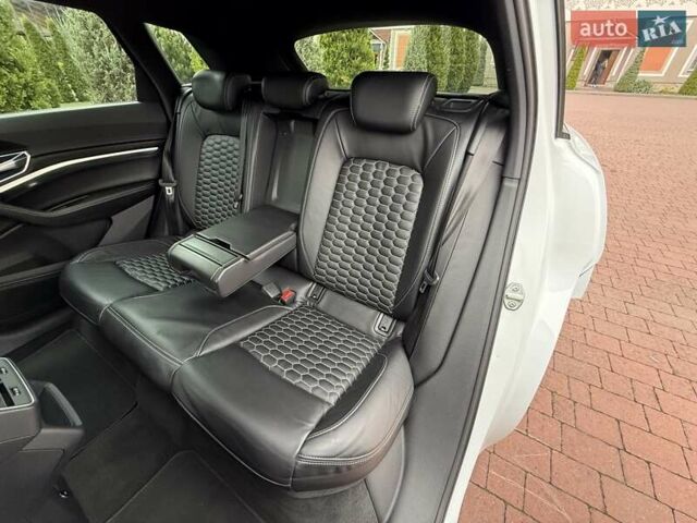 Белый Ауди E-Tron, объемом двигателя 0 л и пробегом 140 тыс. км за 31449 $, фото 153 на Automoto.ua
