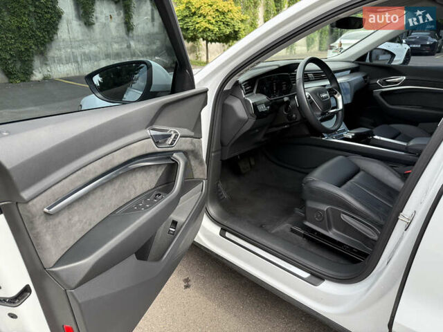 Білий Ауді E-Tron, об'ємом двигуна 0 л та пробігом 35 тис. км за 29999 $, фото 56 на Automoto.ua