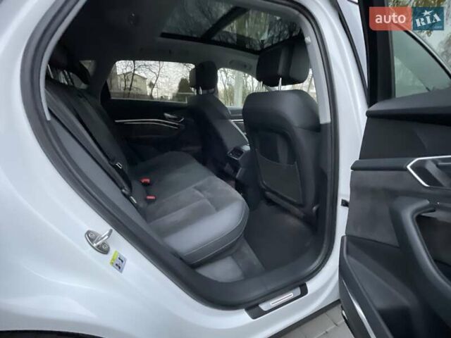 Білий Ауді E-Tron, об'ємом двигуна 0 л та пробігом 76 тис. км за 33600 $, фото 27 на Automoto.ua