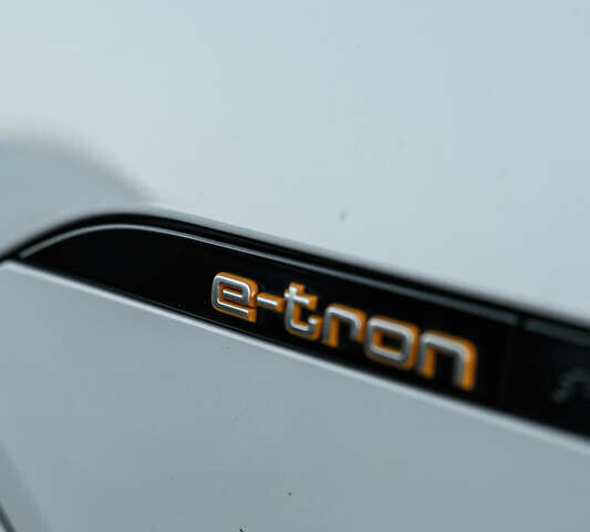 Белый Ауди E-Tron, объемом двигателя 0 л и пробегом 73 тыс. км за 46990 $, фото 16 на Automoto.ua