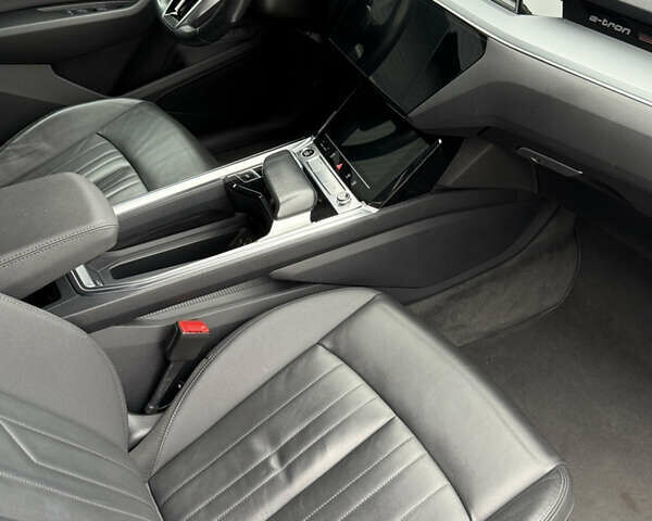 Белый Ауди E-Tron, объемом двигателя 0 л и пробегом 140 тыс. км за 33490 $, фото 43 на Automoto.ua