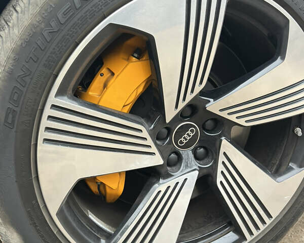 Белый Ауди E-Tron, объемом двигателя 0 л и пробегом 13 тыс. км за 49000 $, фото 4 на Automoto.ua