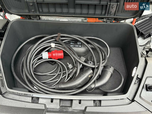 Белый Ауди E-Tron, объемом двигателя 0 л и пробегом 60 тыс. км за 34700 $, фото 79 на Automoto.ua