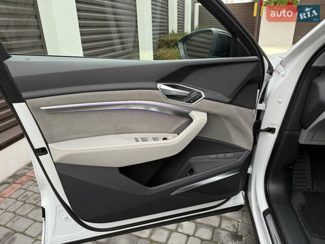 Белый Ауди E-Tron, объемом двигателя 0 л и пробегом 60 тыс. км за 34700 $, фото 29 на Automoto.ua