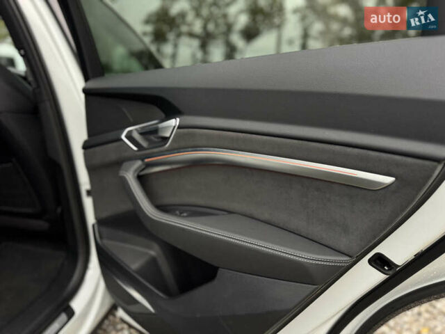 Белый Ауди E-Tron, объемом двигателя 0 л и пробегом 20 тыс. км за 51500 $, фото 32 на Automoto.ua