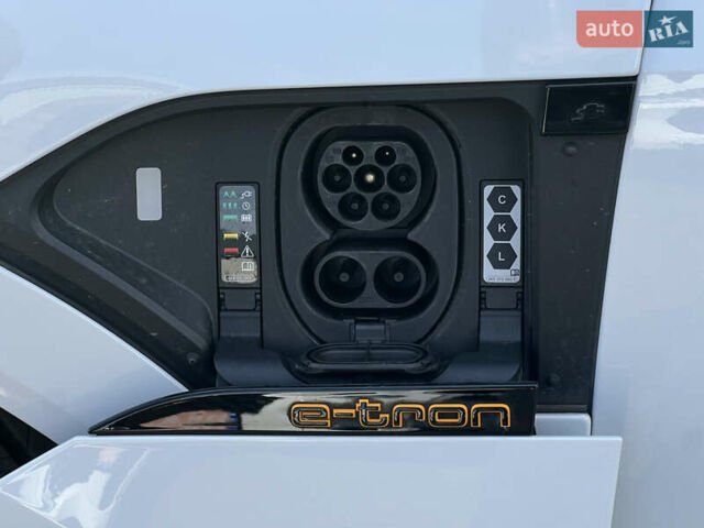 Белый Ауди E-Tron, объемом двигателя 0 л и пробегом 41 тыс. км за 42712 $, фото 79 на Automoto.ua