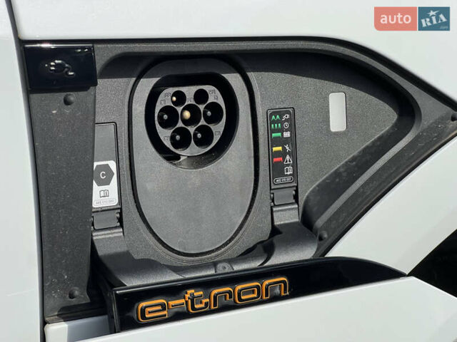 Белый Ауди E-Tron, объемом двигателя 0 л и пробегом 41 тыс. км за 42712 $, фото 80 на Automoto.ua
