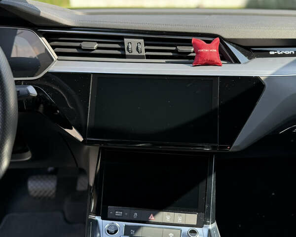 Белый Ауди E-Tron, объемом двигателя 0 л и пробегом 99 тыс. км за 34800 $, фото 13 на Automoto.ua