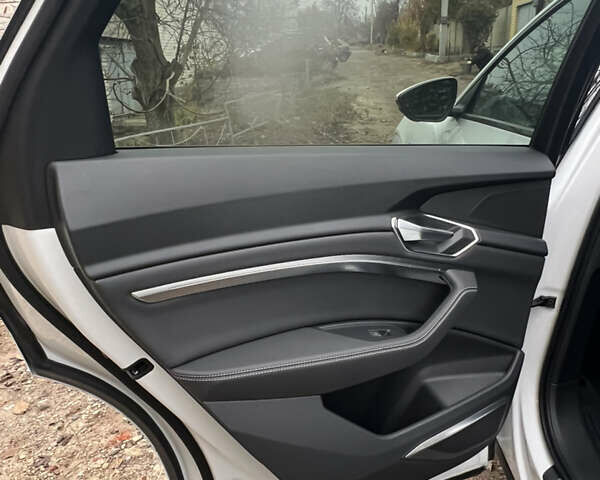 Белый Ауди E-Tron, объемом двигателя 0 л и пробегом 13 тыс. км за 49000 $, фото 9 на Automoto.ua