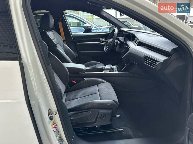 Белый Ауди E-Tron, объемом двигателя 0 л и пробегом 41 тыс. км за 47000 $, фото 11 на Automoto.ua