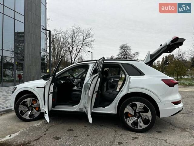 Білий Ауді E-Tron, об'ємом двигуна 0 л та пробігом 27 тис. км за 39900 $, фото 4 на Automoto.ua