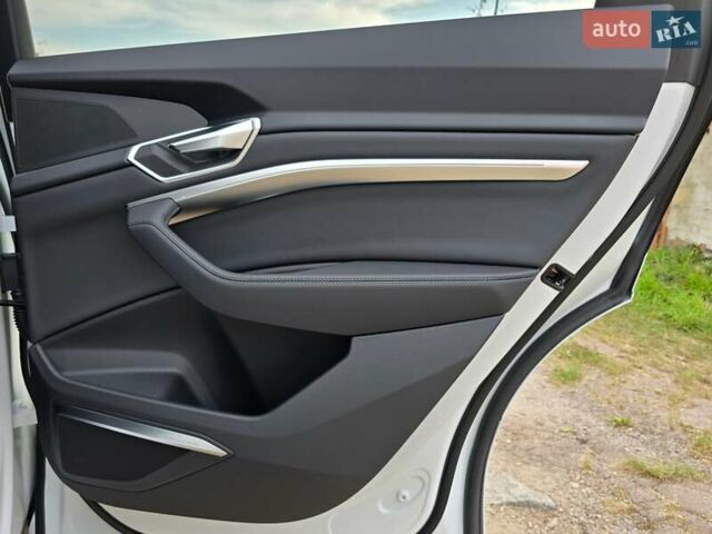 Белый Ауди E-Tron, объемом двигателя 0 л и пробегом 26 тыс. км за 48778 $, фото 64 на Automoto.ua
