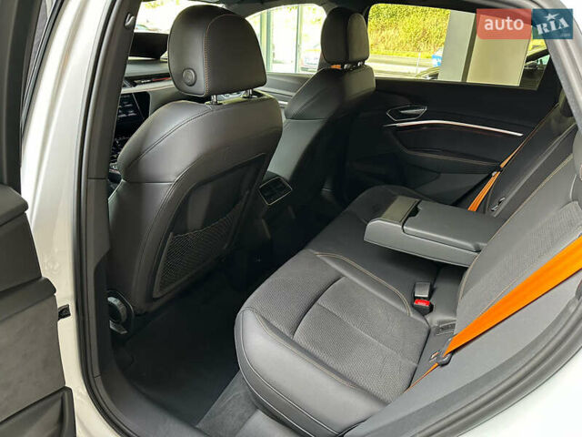 Белый Ауди E-Tron, объемом двигателя 0 л и пробегом 41 тыс. км за 47000 $, фото 6 на Automoto.ua