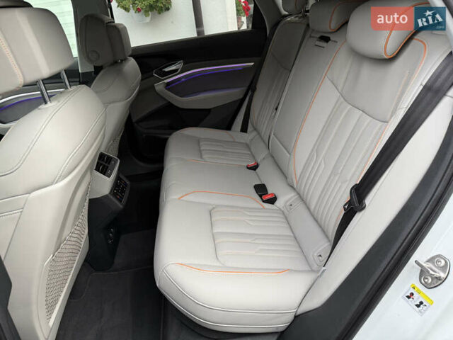Белый Ауди E-Tron, объемом двигателя 0 л и пробегом 60 тыс. км за 34700 $, фото 39 на Automoto.ua