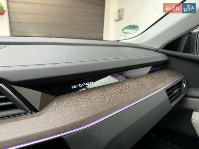 Белый Ауди E-Tron, объемом двигателя 0 л и пробегом 60 тыс. км за 34700 $, фото 62 на Automoto.ua