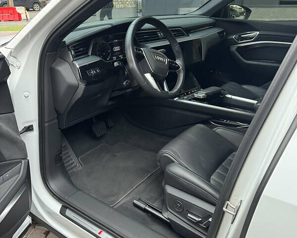 Белый Ауди E-Tron, объемом двигателя 0 л и пробегом 42 тыс. км за 50600 $, фото 12 на Automoto.ua