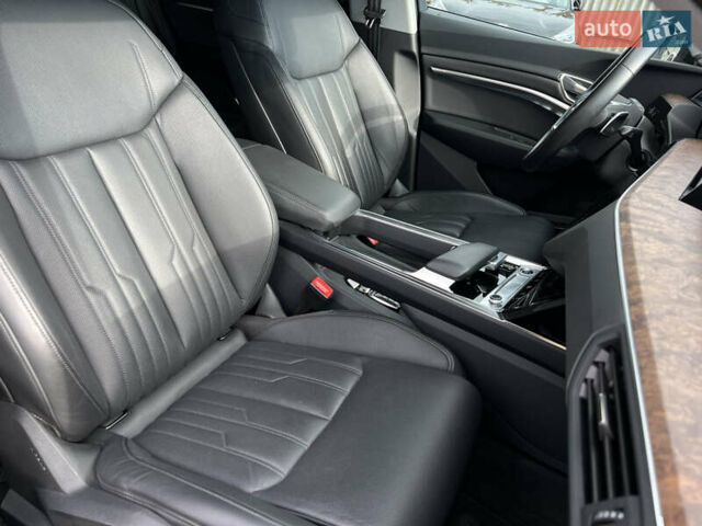 Белый Ауди E-Tron, объемом двигателя 0 л и пробегом 41 тыс. км за 42727 $, фото 47 на Automoto.ua