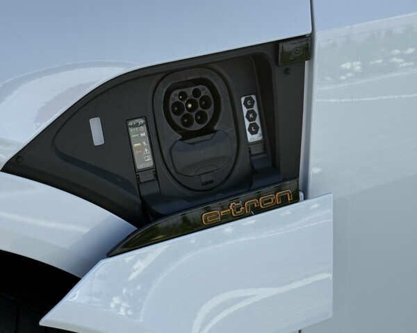 Белый Ауди E-Tron, объемом двигателя 0 л и пробегом 99 тыс. км за 34800 $, фото 10 на Automoto.ua