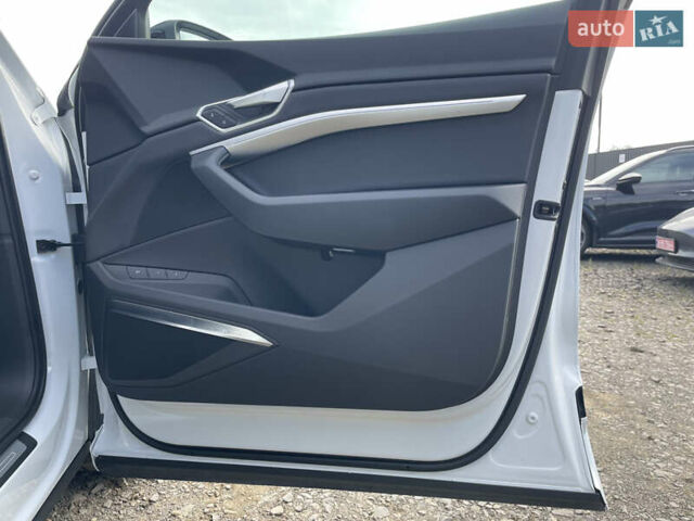 Белый Ауди E-Tron, объемом двигателя 0 л и пробегом 41 тыс. км за 42712 $, фото 48 на Automoto.ua